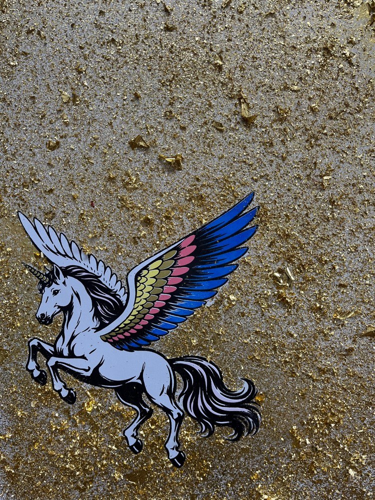 Siebdruck auf Leinwand: geflügelter Pegasus mit bunten Schwingen auf goldgesprenkeltem Grund