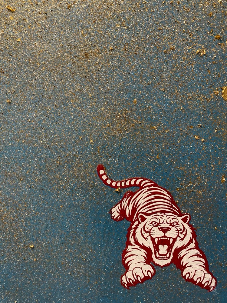 Siebdruck auf Leinwand: roter Tiger im Sprung auf blauem Grund mit Blattgold