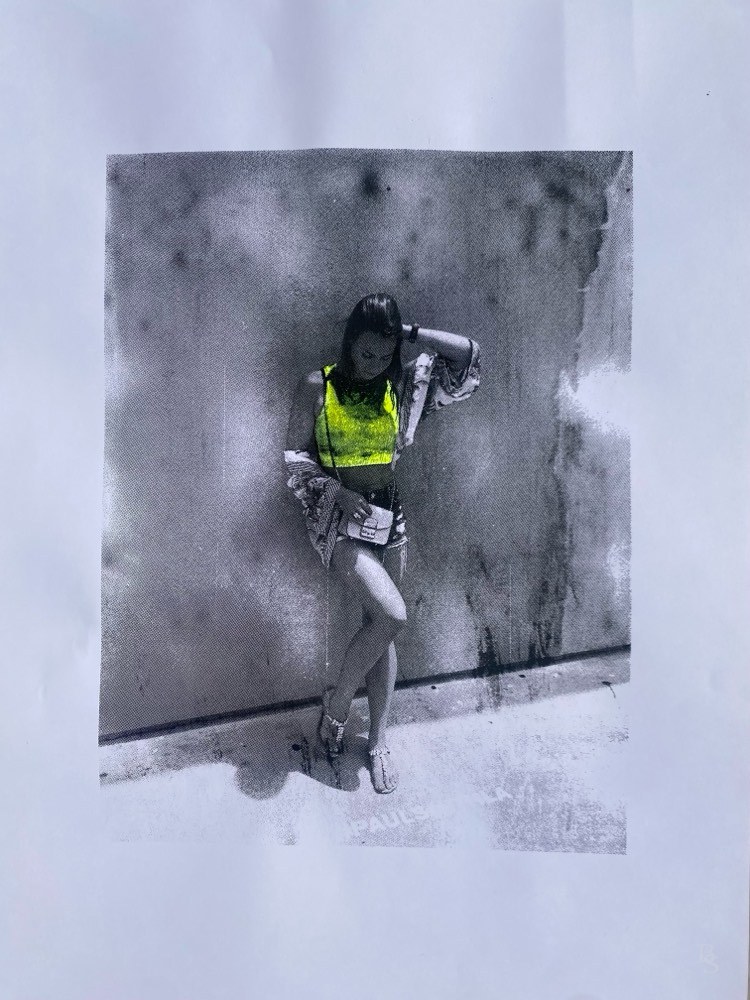 Siebdruck auf Papier: Rasterfoto einer an eine Wand gelehnten Person, das Oberteil in Neongelb