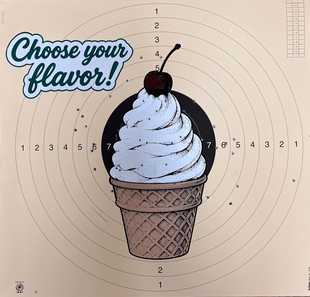 Siebdruck auf einer beschossenen Schießscheibe: Softeis mit Kirsche, daneben der Schriftzug „Choose your flavor!“